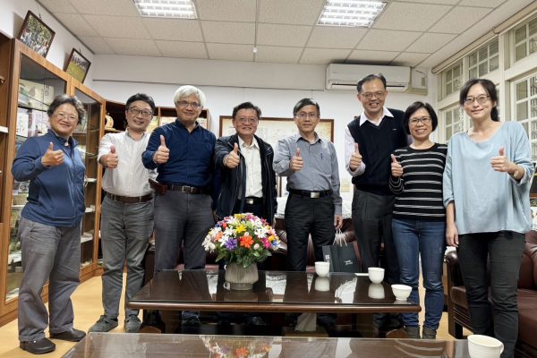 本中心何彥鵬主任與永續發展中心李俊鴻主任至花蓮農改場拜會楊大吉場長(中)。