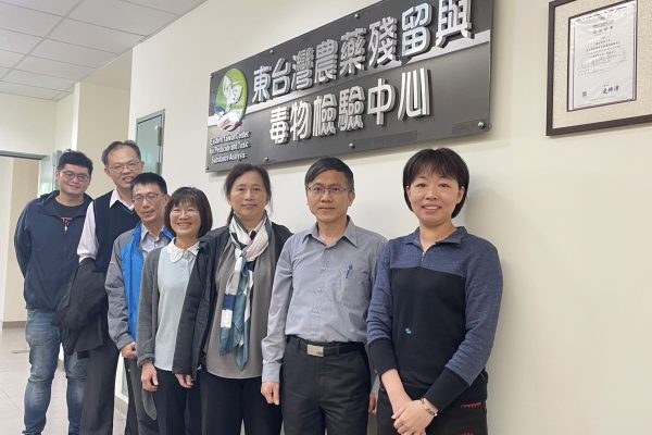 農糧署東區分署徐煇妃前分署長(右三)、農業資源科陳冠瑋科長(左三)至本校農檢中心及農服中心參訪。