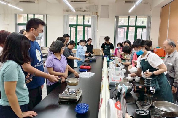 驗證中心咖啡體驗工作坊講師示範以手網烘焙咖啡豆